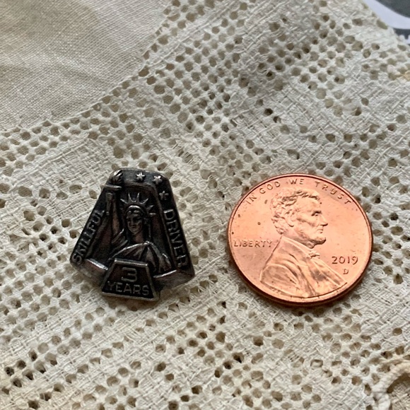 Vintage 3 Years Skillful Driver Award Silver Award Hat Coat Pin Statue Liberty - Picture 3 of 3